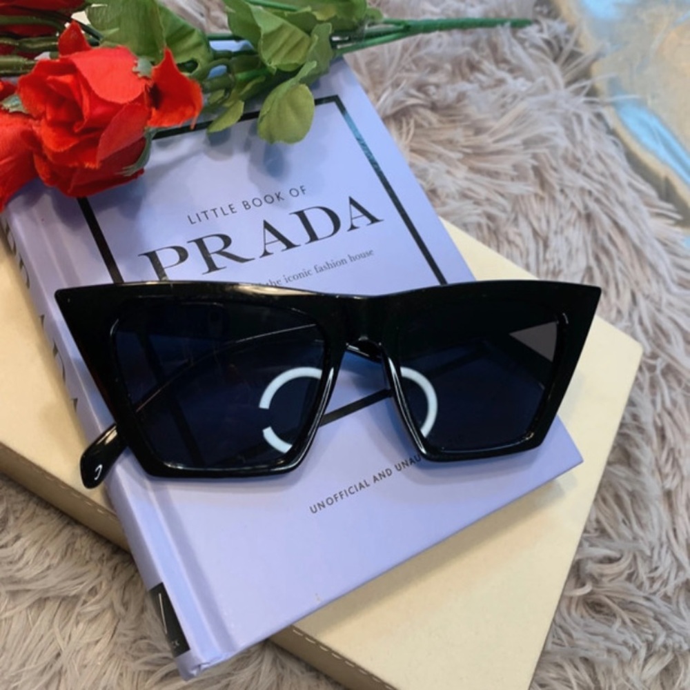 🌹Cooling Out! Retro Style Black Oversized Cat Eye Sunglasses • Unisex